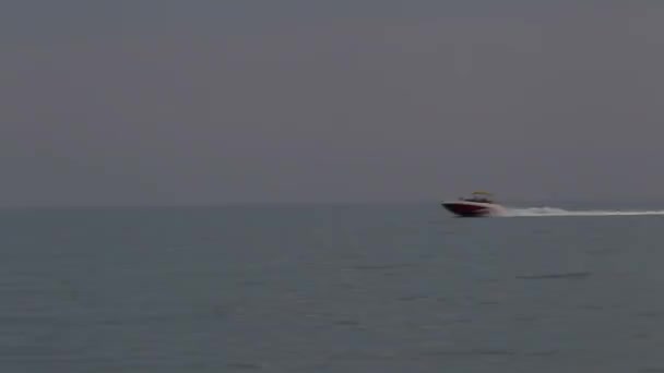Barco Flotando Vista Del Agua Desde Lejos — Vídeos de Stock