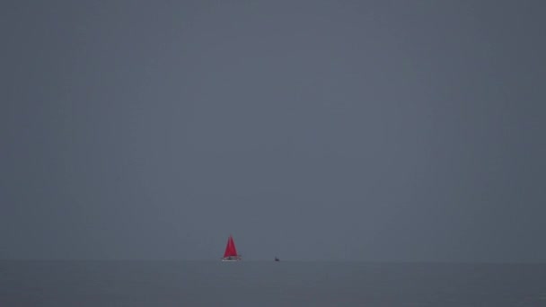 Barco Flotando Vista Del Agua Desde Lejos — Vídeos de Stock