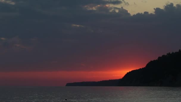 Pôr Sol Vermelho Sobre Mar Sol Toca Horizonte Céu Vermelho — Vídeo de Stock