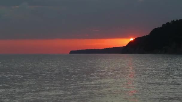 Красные Закаты Над Морем Солнце Касается Горизонта Красное Небо Желтое — стоковое видео