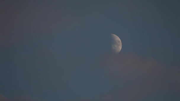 perdre dans le ciel bleu de jour avec la lune levante 