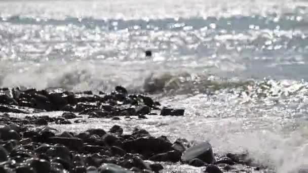 Mar Tarde Close Ondas Salpicando Pedras — Vídeo de Stock