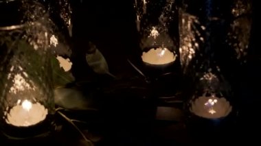 Düğün Ziyafet salonu iç detaylarla dekore edilmiş Sofra Restoran. Mumlar ve beyaz yaprakları dekorasyon cam vazo gül çiçeklerle su. 