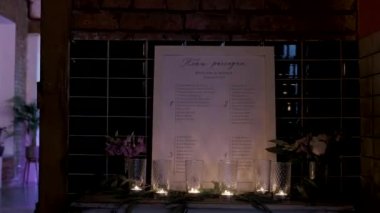 Düğün Ziyafet salonu iç detaylarla dekore edilmiş Sofra Restoran. Mumlar ve beyaz yaprakları dekorasyon cam vazo gül çiçeklerle su. 