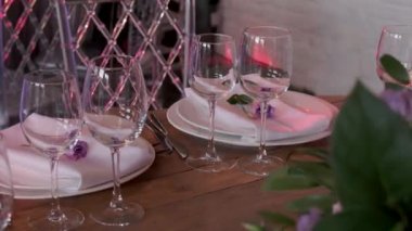 Müşteriler geliyor ve iyi çatal ve gözlük kullanır önce garson tablo lokantada ayarlar. Kavramı: catering, tasarım, romantik yemekler