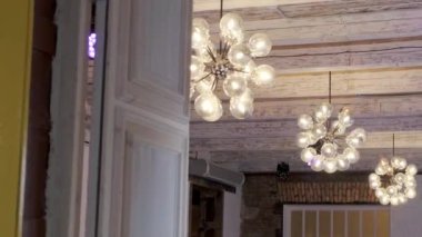 Kilise büyük bir dairesel avize iplik