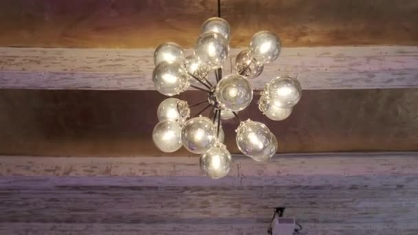 tournant un grand lustre circulaire dans l'Eglise 