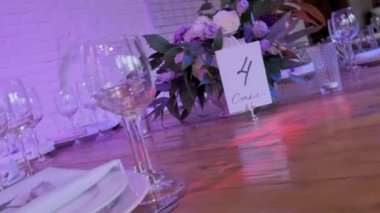 Müşteriler geliyor ve iyi çatal ve gözlük kullanır önce garson tablo lokantada ayarlar. Kavramı: catering, tasarım, romantik yemekler