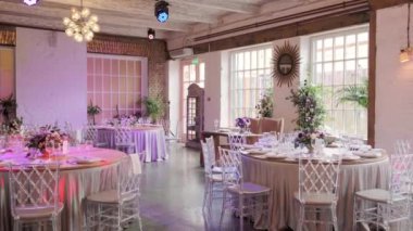 Müşteriler geliyor ve iyi çatal ve gözlük kullanır önce garson tablo lokantada ayarlar. Kavramı: catering, tasarım, romantik yemekler