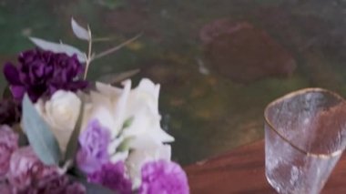  Lokantadaki beyaz bir masada beyaz tabaklar ve aletler.