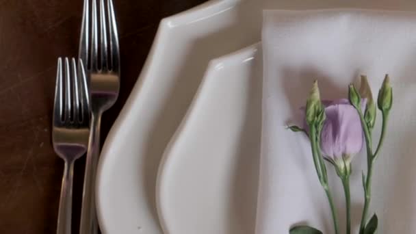 レストランの白いテーブルの上にある白い食器や器具は — ストック動画
