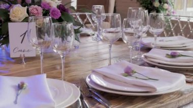 Müşteriler geliyor ve iyi çatal ve gözlük kullanır önce garson tablo lokantada ayarlar. Kavramı: catering, tasarım, romantik yemekler