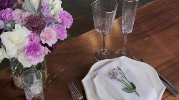 Ein Kellner Deckt Den Tisch Einem Restaurant Bevor Die Gäste — Stockvideo