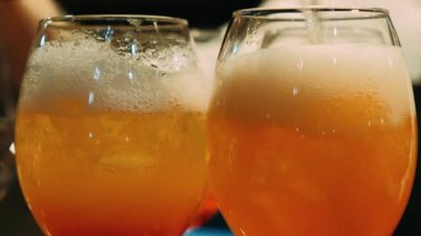 Bira en baştan dalgalar oluşturan cam içine yağıyor