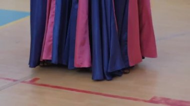 Pembe elbiseler içinde dans eden kızlar.