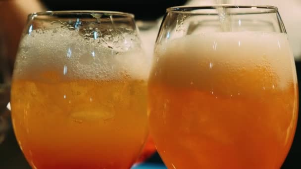 Cerveja Está Derramando Partir Topo Para Vidro Formando Ondas — Vídeo de Stock