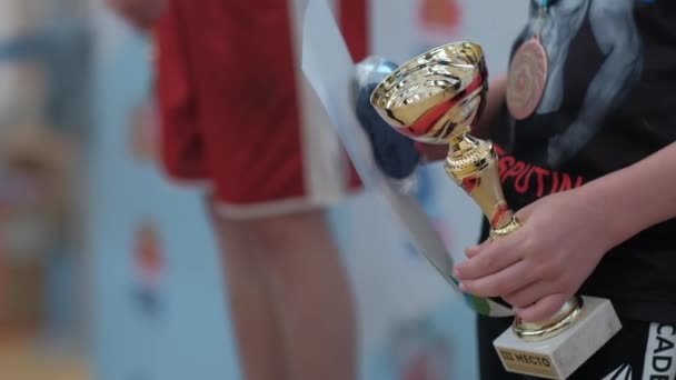 Der Junge Hält Einen Pokal Der Konkurrenz Der Hand Wettbewerbspreis — Stockvideo