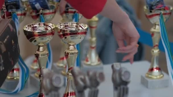 Zbliżenie Złotych Trofeów Zawodach — Wideo stockowe