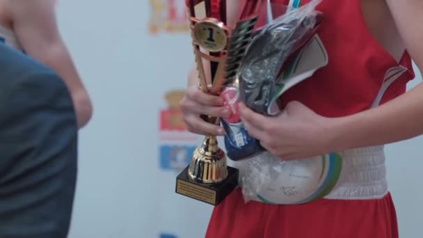 Der Junge Hält Einen Pokal Der Konkurrenz Der Hand Wettbewerbspreis — Stockvideo