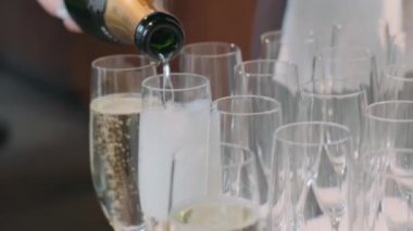 Garson düğünde kadehlere şampanya döker.