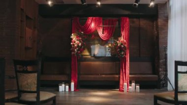  Kayıt için kırmızı kemer yan odada çiçek ve mumlarla süslenmiş, iki sıra halinde. Kayıt için kırmızı kemer. Odada çiçekler ve mumlarla süslenmiş bir sürü sandalye var.