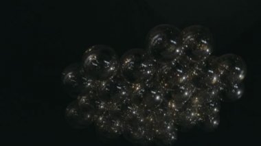 Siyah arkaplanda bir sürü avize topu var.