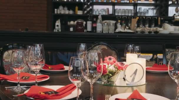 黒と赤のスタイルで飾られた眼鏡 ナイフやフォークで覆われたテーブルクロスやプレートとテーブル — ストック動画