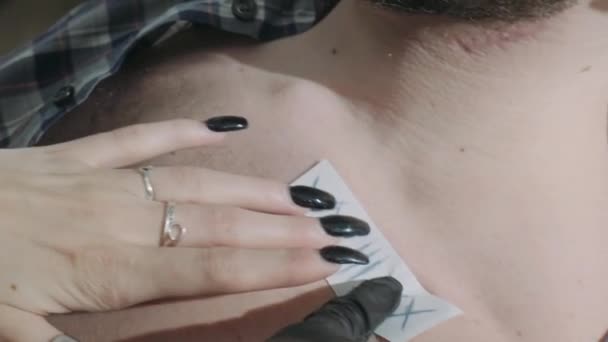 Tatuajes Están Pegados Cuerpo Para Contorno — Vídeo de stock