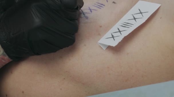 Luvas Pretas Mestre Enche Uma Tatuagem Corpo — Vídeo de Stock