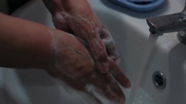 Coronavirus salgını önleme sabunla ellerini yıka sıcak suyla parmaklarını sık sık ovala ya da el dezenfektanı jeli kullan.