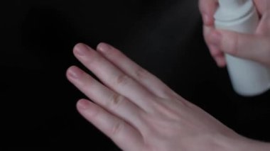 Coronavirus El Temizleyici Jel Temiz Eller Hijyen Corona Virüs Yayılmasını Önleme. Alkol Kullanan Kadın Ellerini Yıkamaya Alternatif.