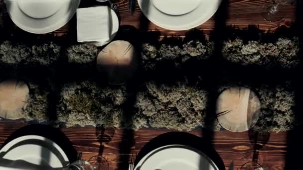 Tabakları Olan Bir Masada Yosun Pencereden Bir Gölge Düşürür — Stok video