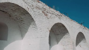 Kale duvarları. Bahar çerçevesi. Savaş aletleri için deliği olan eski duvarlar.