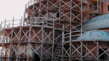 Terk edilmiş eski bir kilisenin restorasyonu.