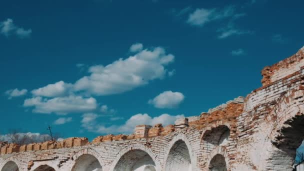 Mura Della Fortezza Cornice Primavera Vecchie Pareti Con Foro Dispositivi — Video Stock