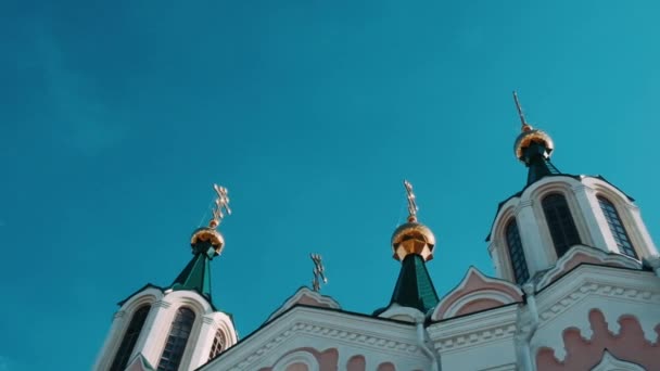 Techo Iglesia Ortodoxa Sobre Fondo Cielo Azul Claro — Vídeo de stock