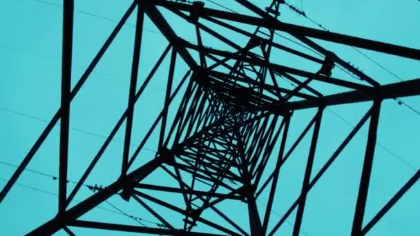 Aktarım Kuleleri Elektrik Direkleri Alacakaranlıkta Elektrik Yüksek Voltaj Pilonunda Güzel — Stok video