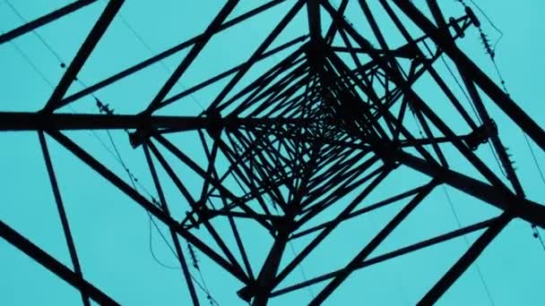 发射塔 黄昏时穿过高压电塔在美丽的天空中移动 能源效率概念 — 图库视频影像