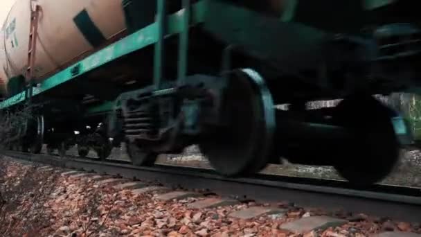 商用機関車は貨物車や戦車と共に飛行し — ストック動画