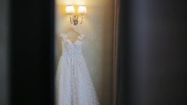 Düğün gününde beyaz önlüklü bir kız beyaz bir gelinliğe gider.