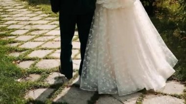 Hem gelinlik hem de erkek bacağı. Damat ve gelin bir sonbahar günü sokağa giderler.