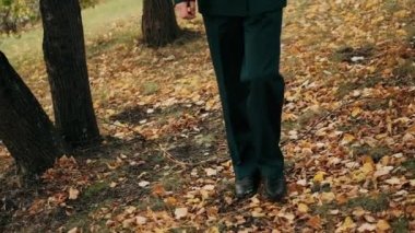 Betonun üzerinde yürümek: Erkek deri ayakkabılarının yakın çekim görüntüsü