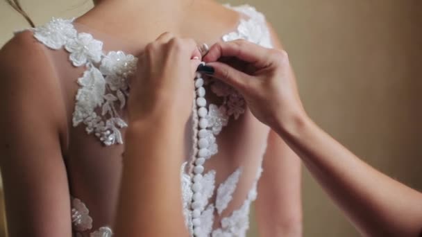 Gelinlikli Bir Kız Beyaz Bir Elbise Giyiyor Düğmeleri Ilikli — Stok video