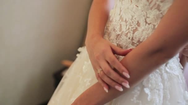 Lány Simogatja Esküvői Ruhát Csipkével — Stock videók
