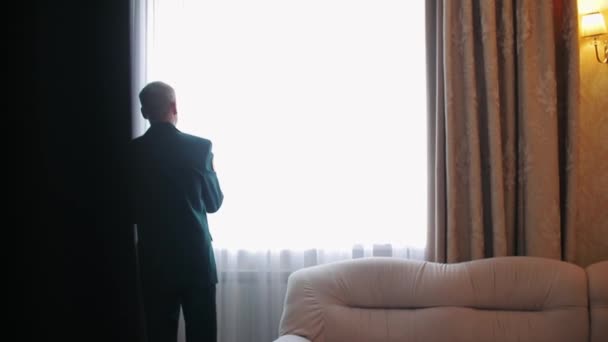 Homme Promène Dans Pièce Tailcoat Approche Fenêtre — Video