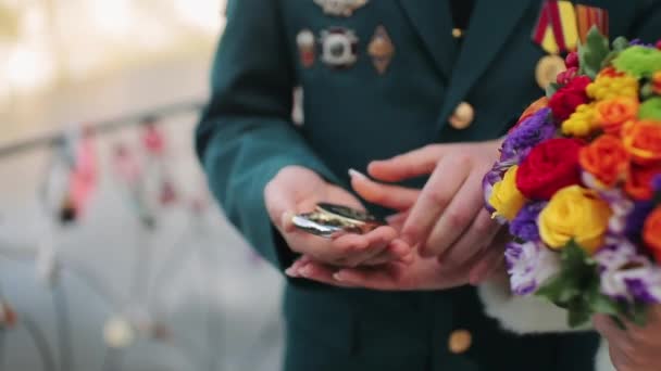 Объятия Мужчины Женщины День Свадьбы Букетом — стоковое видео