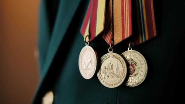 Premios Masculinos Una Túnica Los Premios Del Medio Cuelgan Chaqueta — Vídeos de Stock