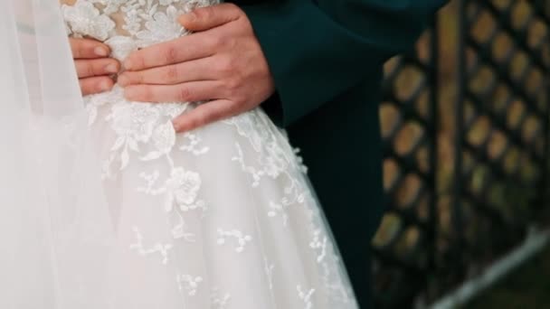 Uomo Che Tiene Donna Intorno Alla Vita Sposo Accarezza Sposa — Video Stock