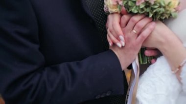 Düğündeki yeni evlilerin elleri.