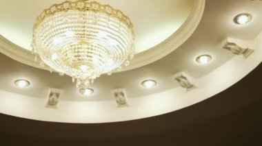 Tavanda asılı yuvarlak avize